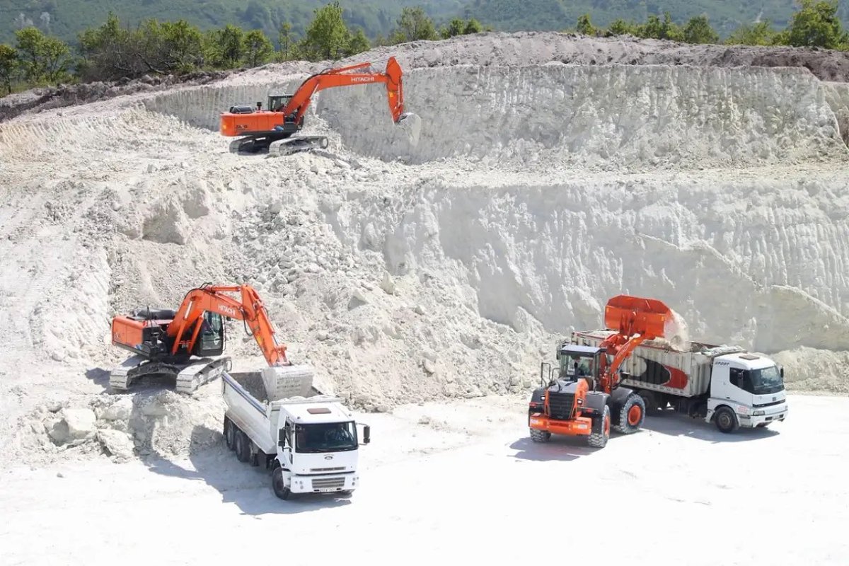 Ordu / Fatsa: Mahkemenin “ekosisteme telafisi güç zarar riski var” diyerek iptal ettiği bentonit projesi için süreç yeniden başlatıldı.

Üstelik sahaların özel şirketlere devri planlanıyor.

Fındık bahçeleri maden sahası değildir.