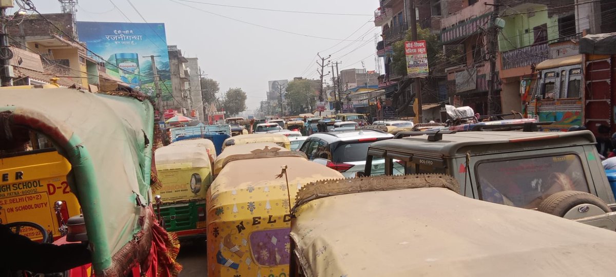 prabhatkhabar's tweet image. दानापुर: गांधी मैदान मुख्य मार्ग पर जाम से मैट्रिक परीक्षार्थियों को भारी परेशानी हुई. नो एंट्री के बावजूद ईंट-बालू लदे ट्रैक्टर चलते रहे, बच्चे एडमिट कार्ड लेकर पैदल दौड़ते दिखे.  अभिभावकों ने परीक्षा अवधि में भारी वाहनों पर रोक की मांग की.

 #Danapur #TrafficJam #BoardExam