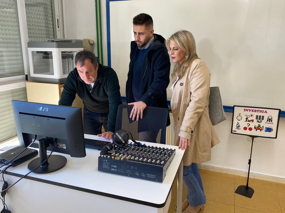 En el CEIP Alfredo Gil hemos conocido SpaceGil–Room (Aula del Futuro), un espacio innovador q integra tecnología y metodologías activas para mejorar el aprendizaje.

Siguiendo el modelo europeo Future Classroom Lab, el aula se organiza en distintas zonas q fomentan la creatividad