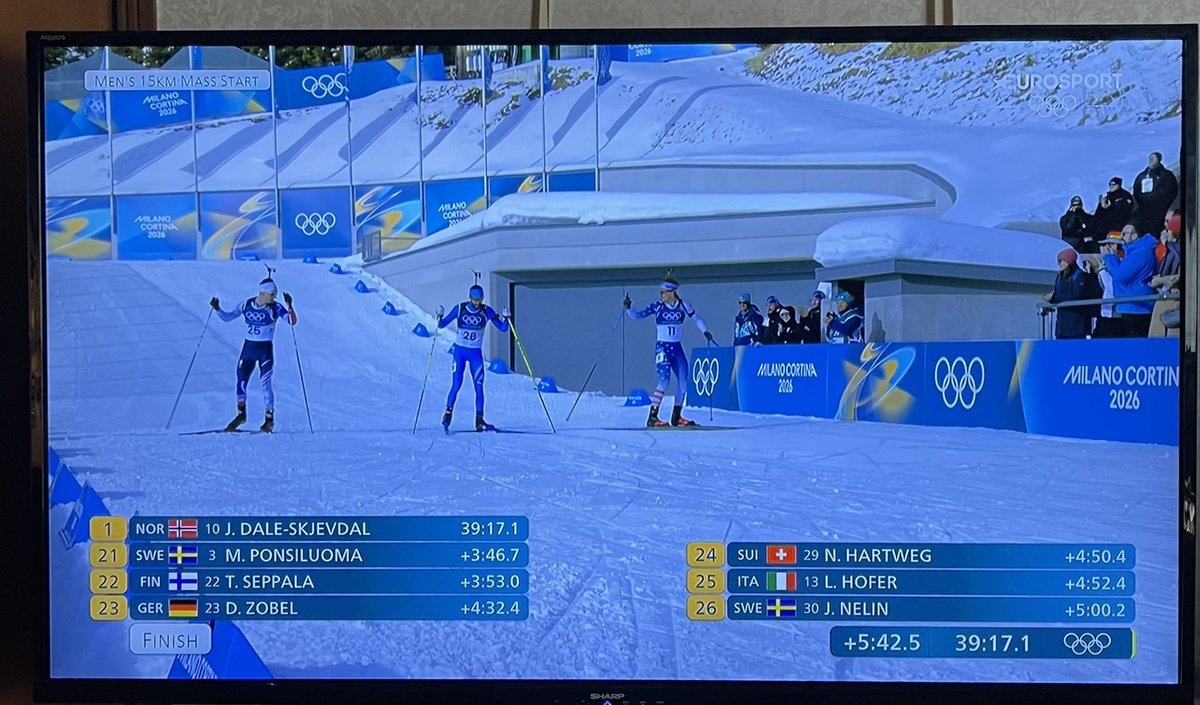 Biathlon - mass start U 

Questo è lo spirito olimpico:

🇺🇸Wright 🇫🇷 Claude  e 🇮🇹Romanin 
che erano dopo la ventesima piazza, 
si guardano, si fermano, si accordano e 
si allineano per disputare uno sprint finale fra loro per divertirsi, per il pubblico e per onorare l’Olimpiade