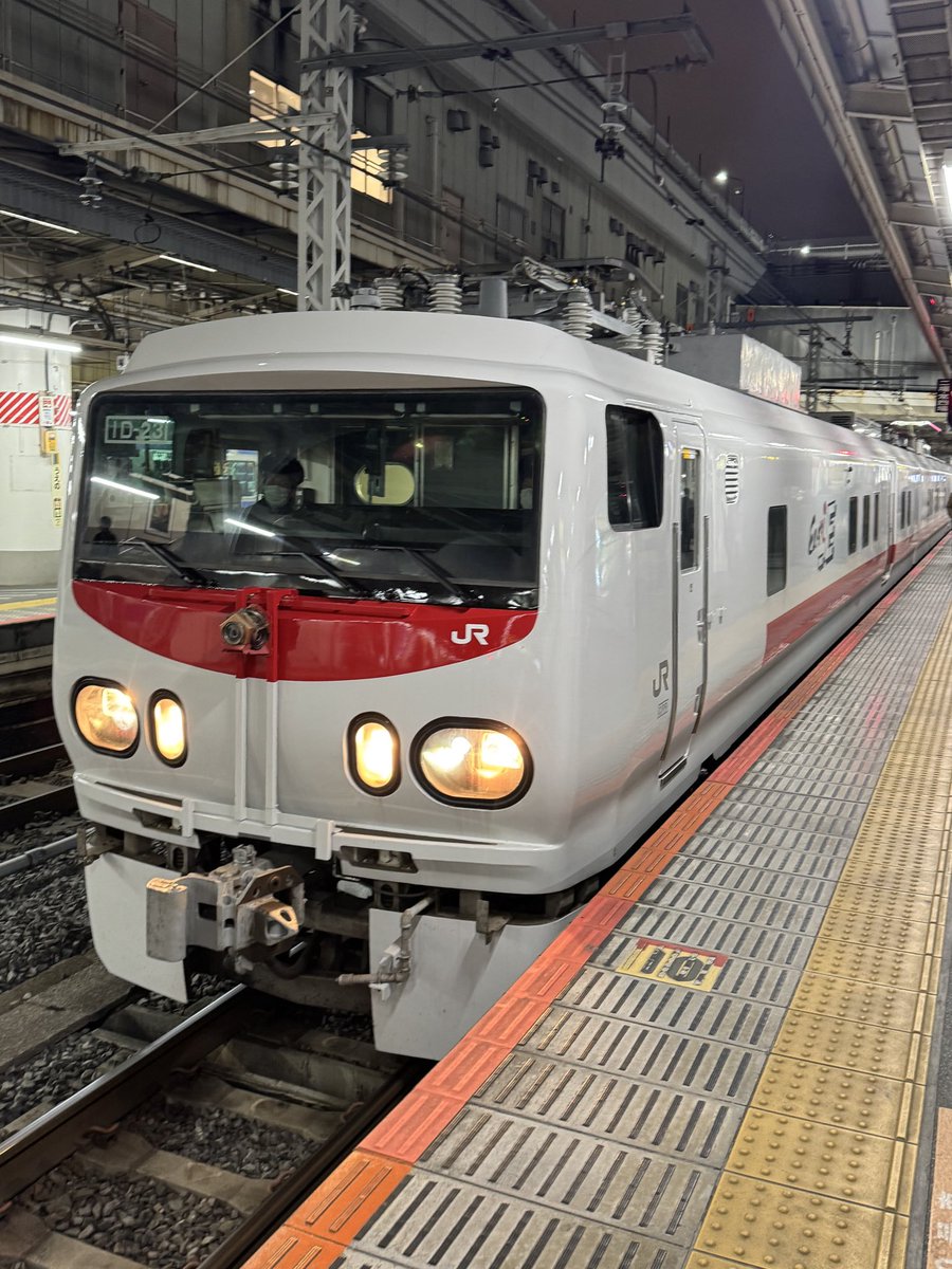 obinata_train's tweet photo. 今日は19時過ぎにホームへ着くと、8番線にEast i-Eが停車中！E491系だとピンときませんが、久々なので思わず撮影！ふと23日の西東京グラウンドイベントにこの車両を持って行くことを決定😁そして私は今日になって部員から故障報告を受けてパーツ購入のため横浜へ…
#Easti #E491 #検測車 @models_imon https://t.co/56LLTJvHre