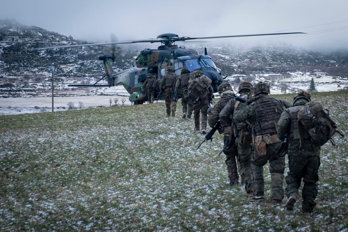 armeedeTerre's tweet image. Immersion en Lozère où la @Cdc_13eDBLE vient juste d'achever l’exercice d’envergure #Gevaudan26 🪖👮‍♂️👩‍🚒
Des rues de Mende aux reliefs de Rieutort-de-Randon, les légionnaires prouvent leur maîtrise du combat urbain et de la gestion de crise.

- Interarmes &amp;amp; interalliés :