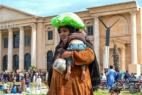 BBCUrdu's tweet photo. پاکستان میں غربت کی شرح 29 فیصد تک پہنچ گئی، دیہات میں سطح شہروں سے دگنی
تفصیلات: https://t.co/Nlu0jUE4GB https://t.co/9seTeXHdxf