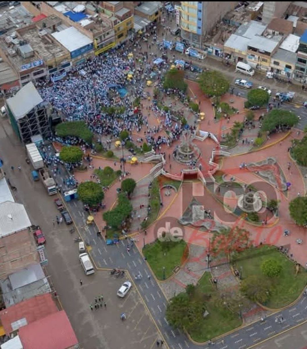 martinfiera's tweet photo. Me comentan los amigos de Huánuco que pese a que contrataron músicos de renombre, pagaron a gente para que vaya, regalaron polos y vinchas, el mitin del borracho no llenó ni una esquina completa de la plaza de armas de Huánuco.
Otro fracaso más si importa 🐽🐷 https://t.co/ENCbfAxmO4
