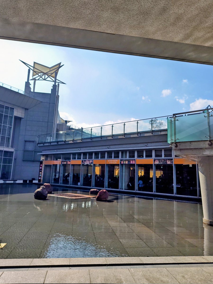 osper_spa_sauna's tweet photo. ビッグサイトにフードコートがありました。５つくらいのお店があり、どのお店も1000円くらいからメニューがありました。
珍しく魚介スープのつけ麺を選択。太い麺は食べ慣れていないので完食できるか不安でしたが足りないくらいでした。 https://t.co/CEsgj7tljN