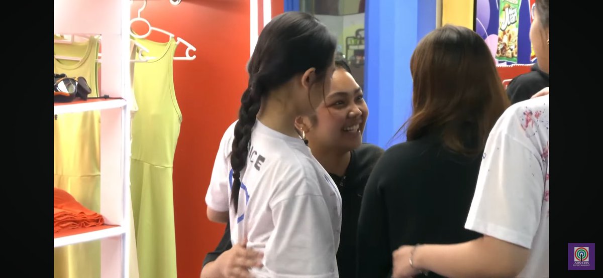 kryzrei_'s tweet photo. huwag nyo sila buwagin, never separate my capkrysmelle, thats my family 😭🤚🏻

BBS CARMELLE 
 #PBBCollab20StandWithYou https://t.co/kfheabylwf