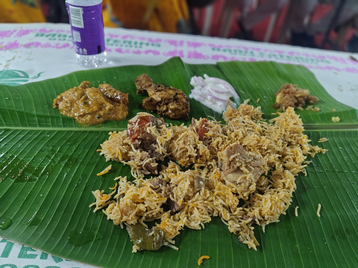 kalaingarism's tweet image. ஒரு கட்சியின் அணி நடத்தும் நிகழ்ச்சி...

உட்கார சேர், சாப்பிட snacks, குடிதண்ணீர், juice..

அப்புறம் பிரியாணி என்று...

தமிழக வெற்றி கழகத்திற்கு வாய்த்து என்னவோ கக்.. த..

அடிமைகளுக்கு வைத்தது சாம்பார் சோறு...

#loading2point0