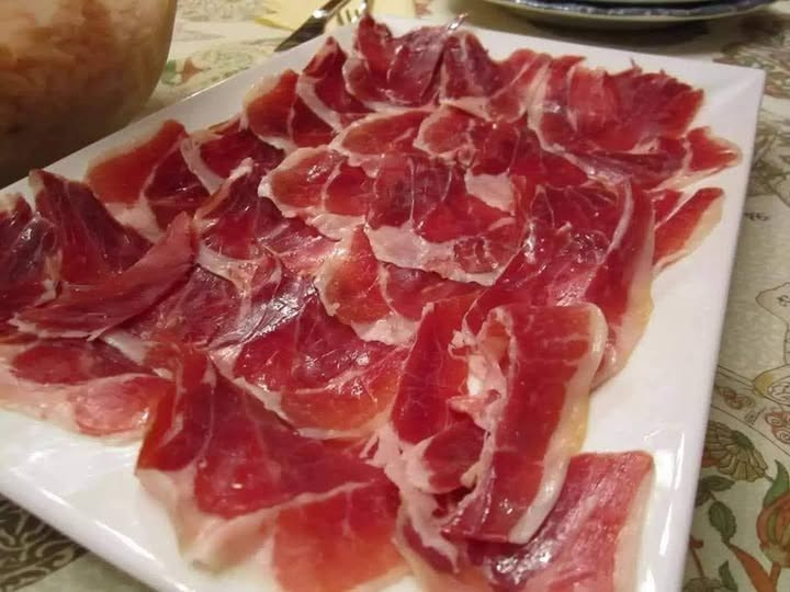 pepeluspain's tweet image. Me da pena que en España, nadie comparta este plato de jamón ya por miedo a ofender a colectivos minoritarios o a religiones de fuers por el que dirán. Yo lo comparto. Demuéstrame que tú también lo compartes sin miedo