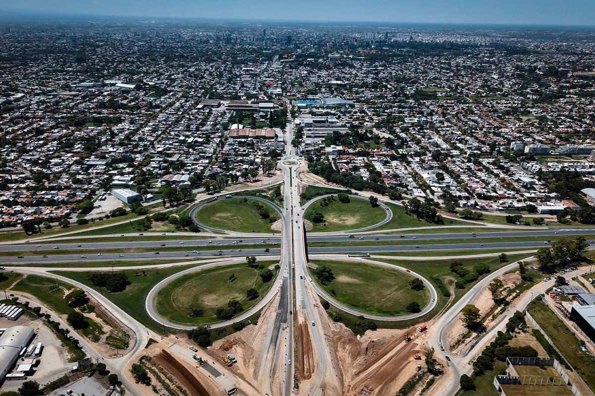 Estamos construyendo las circunvalaciones de #RíoCuarto y #VillaMaría para ordenar el #tránsito, optimizar los accesos y acompañar el crecimiento sostenido de estas ciudades. En paralelo, avanzamos con la rehabilitación integral de dos corredores estratégicos, la #RP6 y la #RP15,