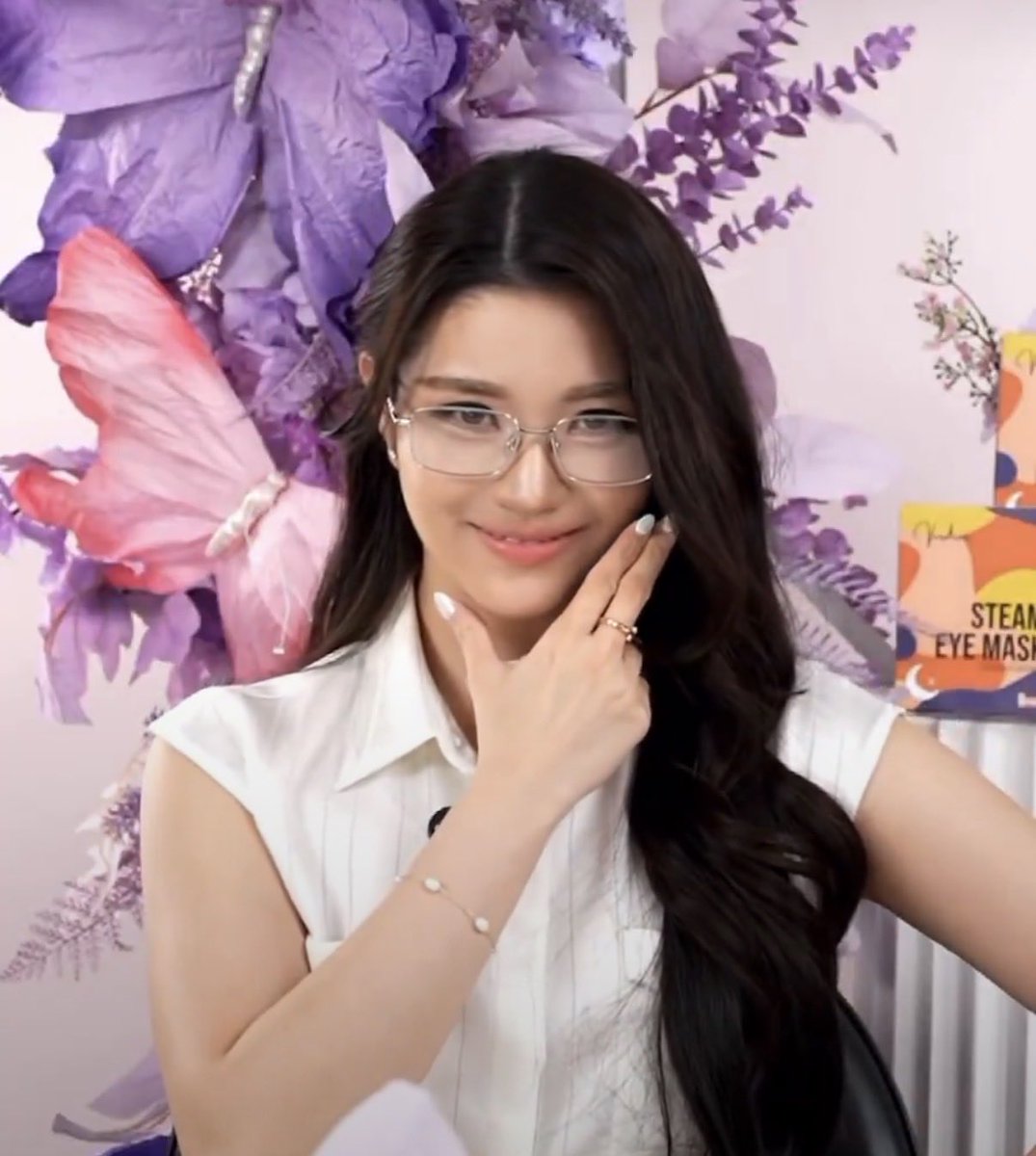 จินนี่ใส่แว่น คือตายได้เลย

GINNY LIVE WITH VERIDIAN
#VeridianHNYXGinny