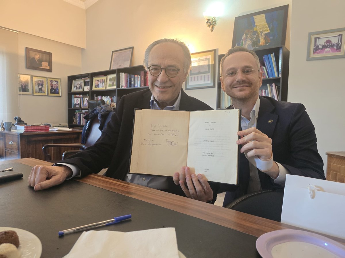 Barış Urhan bana çok güzel bir sürpriz yaptı. Ankara, Efil yayinevi, rahmetli Omer Faruk Colak’ı odasinda andik🙏🙏🙏