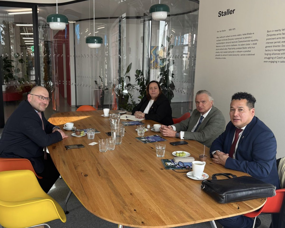 CRcancilleria's tweet photo. 🇨🇷🤝🇨🇿 En su gira por República Checa, el canciller Dr. Arnoldo André visitó Brno, a 205 km de Praga, para reunirse con actores del sector tecnológico y del ecosistema de semiconductores. https://t.co/ya6IuYPDUz