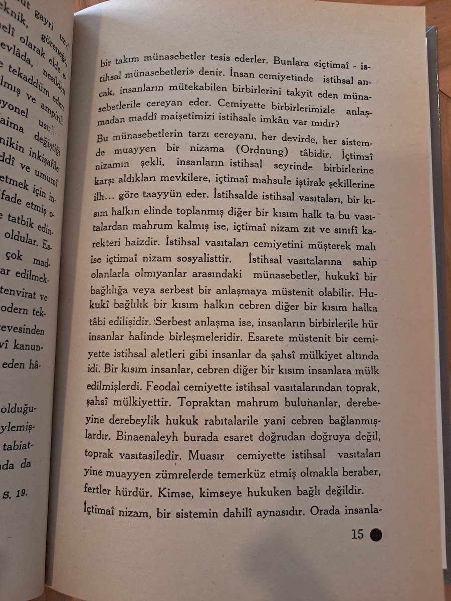Erken Cumhuriyetin iktisadi hayatına sınıfsal bir gözlükle bakan "Türkiye Köy İktisadiyatı" daha fazla tartışılmayı hâlâ hak ediyor. Zengin veri-gözlemler, üretim ilişkilerine dair duru bir kavrayışla sunuluyor. Ayrıca, Marksist terminolojiyi iyi bir Türkçeyle okumak çok keyifli.