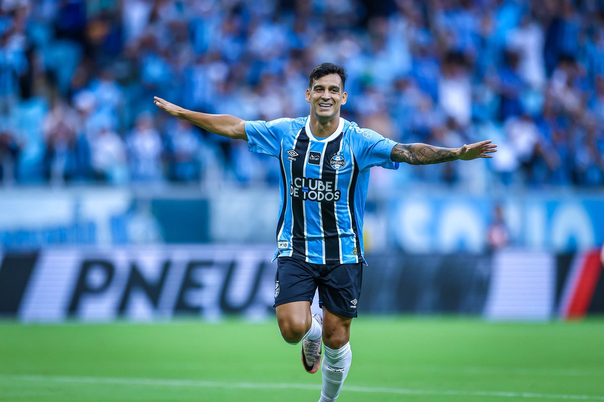 soccergfbpa's tweet photo. 🚨 ATENÇÃO: Grêmio está negociando a saída do meia argentino Franco Cristaldo.

As tratativas para o encerramento do vínculo estão em estágio inicial.

🗞️ @oleonardomuller 
📸 Lucas Uebel/Grêmio FBPA https://t.co/9o42Nu9saw