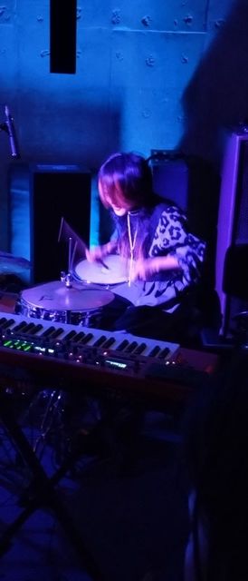 2/17のライヴは #幻の湖(#中村達也+#武田理沙)+#堀江博久 at 下北沢SPREAD。
中村氏のセットから割れたシンバルが無くなってた。
シンセ合戦、ドラム合戦ありで乗れるライヴだった。
中村氏曰く「幻の湖の即興は説教臭くない」そうだ。確かにそうだけど、そもそも説教臭い即興とは何だろう。