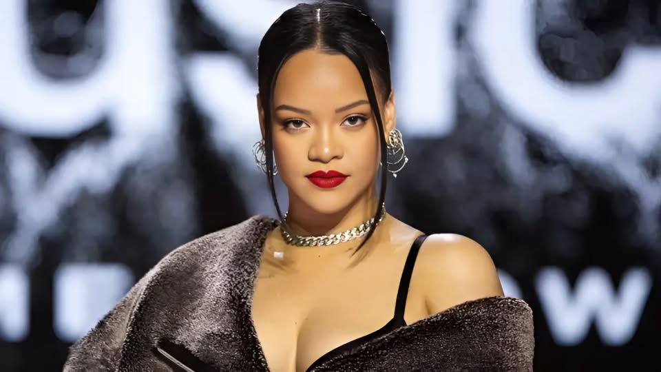24_morelos's tweet image. RIRI: HOY ES CUMPLEAÑOS DE RIHANNA

Un día como hoy, en 1988, nació la cantante, #actriz y empresaria barbadense, #Rihanna.

Aunque ha dejado de lado su carrera musical desde hace varios años, la artista se mantiene vigente con su empresa #FentyBeauty, misma que la ha hecho
