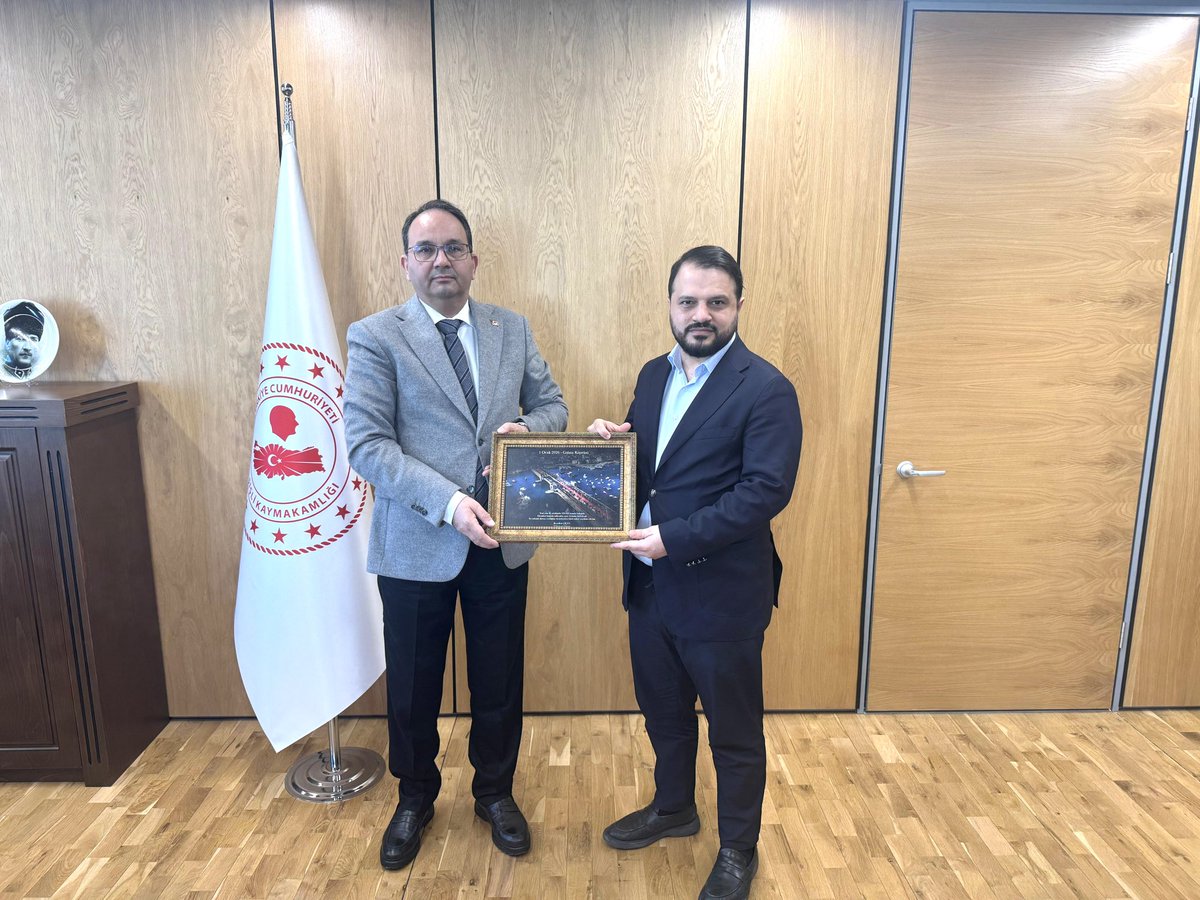 TÜGVA( Türkiye Gençlik Vakfı) İstanbul İl Temsilcisi Beytullah Çiçen, İl Başkan Yardımcısı Yasin Kırıcı, Teşkilat Başkanı Seyit Güçlü ve Şişli İlçe Temsilcisi Fırat Seçen, yeni Kaymakamlık binasının hizmete başlaması nedeniyle Kaymakamımız Cevdet Ertürkmen’e hayırlı olsun