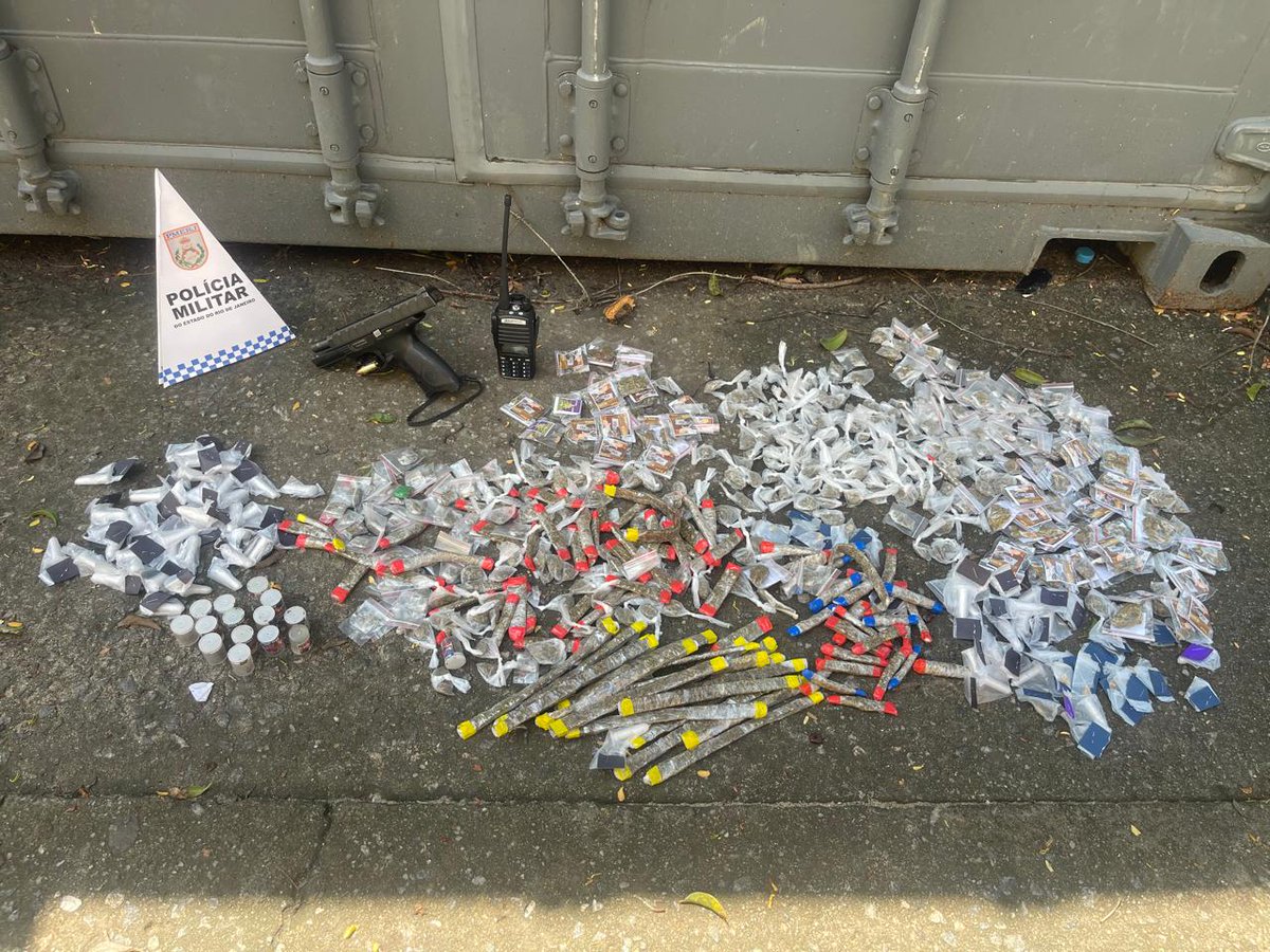 Equipes do GAT  do #1BPM prenderam três criminosos na Comunidade da Feira, em São Gonçalo. Após cerco tático, policiais interceptaram os suspeitos em fuga e apreenderam uma pistola, rádio comunicador e entorpecentes. Ocorrência em andamento.