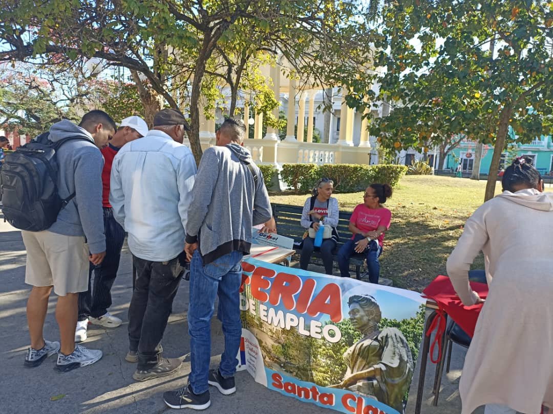 La realización de las Ferias de Empleo en el contexto actual muestran la resistencia del pueblo cubano, el ímpetu de continuar y salir adelante a pesar de las adversidades. #CubaEstáFirme 🇨🇺🇨🇺🇨🇺
<a href="/JesusOtamendiz/">Jesús Otamendiz Campos</a> <a href="/MTSS_CUBA/">MTSS CUBA</a> <a href="/lixgiana/">Lixgiana Alvarez</a> <a href="/IsraelA97520431/">Israel Antonio Riveron Sánchez</a>