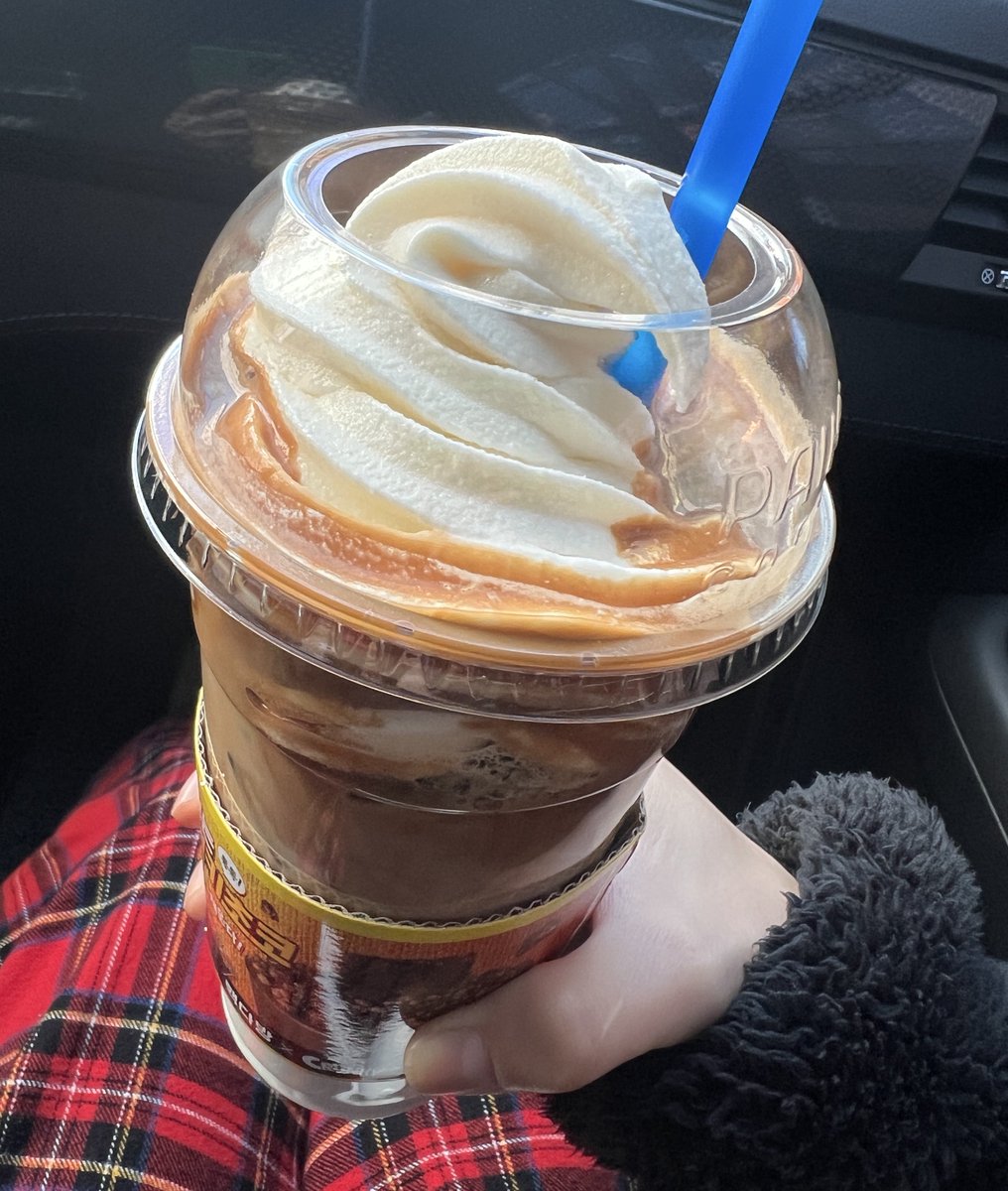빽다방은
아이스크림 라떼도 맛있다
서울우유 쓰는 거 참 굿이다 
사천원
이 지점에 자주가서 아이스크림 듬뿍 담아주심 헤헤
