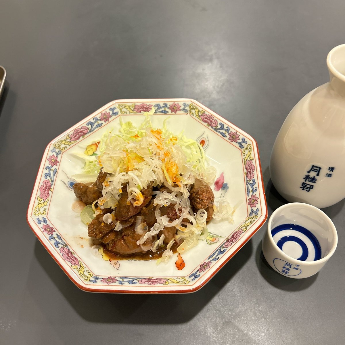 overflag's tweet photo. 谷中のまとし屋さんにおじゃましました。熱燗をお願いして、旬のはしりホタルイカからはじめて白レバー炒め、シメにはイワシの天ぷら。ホワイトボードのメニューが魅力的過ぎて定番メニューで飲もうと決意して入店しても数量限定メニューを選んでしまいます。

#日本酒 #月桂冠 #熱燗 #谷中 #まとし屋 https://t.co/sWGGFsWP22