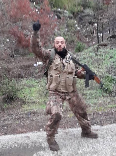 Bugün size çok bilinmeyen, bilenlerin de zamanla unuttuğu Türkmendağlı Deli Recepten bahsetmek istiyorum.

Deli Recep 2014 yılında Türkiye'den Suriye'ye geçtiğinden itibaren önce Halep’te, ardından Türkmendağı’nda, sonrasında ise İdlib’te Rus, İran ve Esed güçlerine karşı