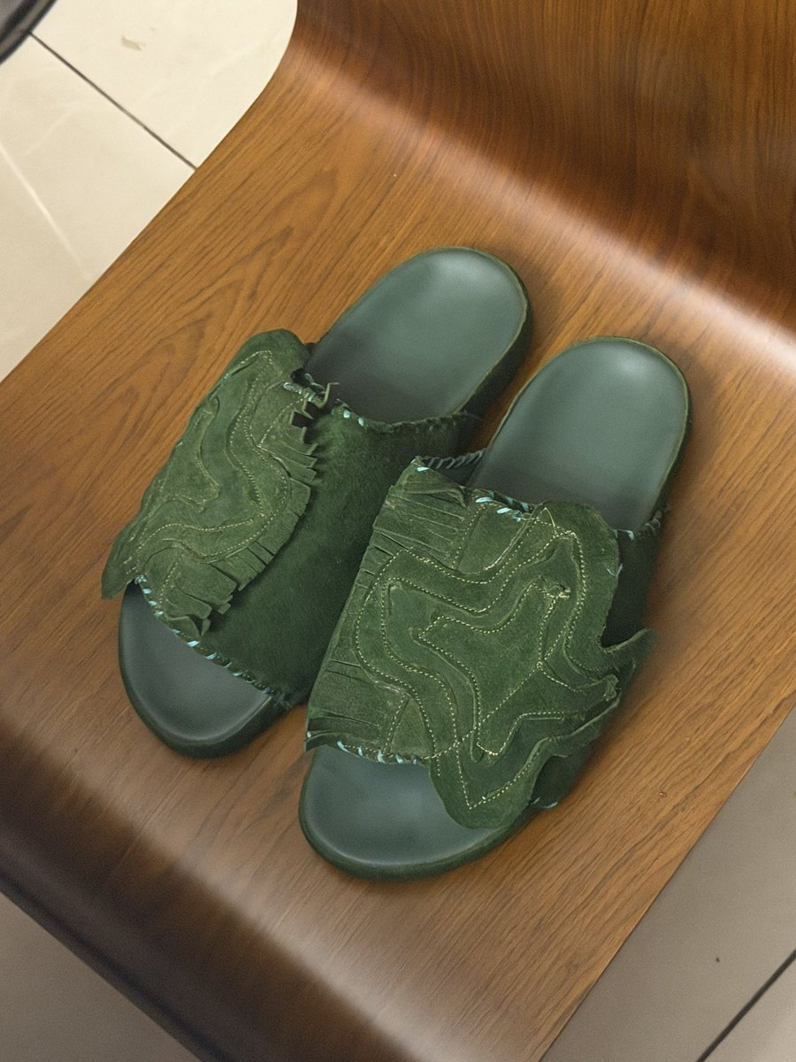 Zaylevelten in Darkagys stitched sandals