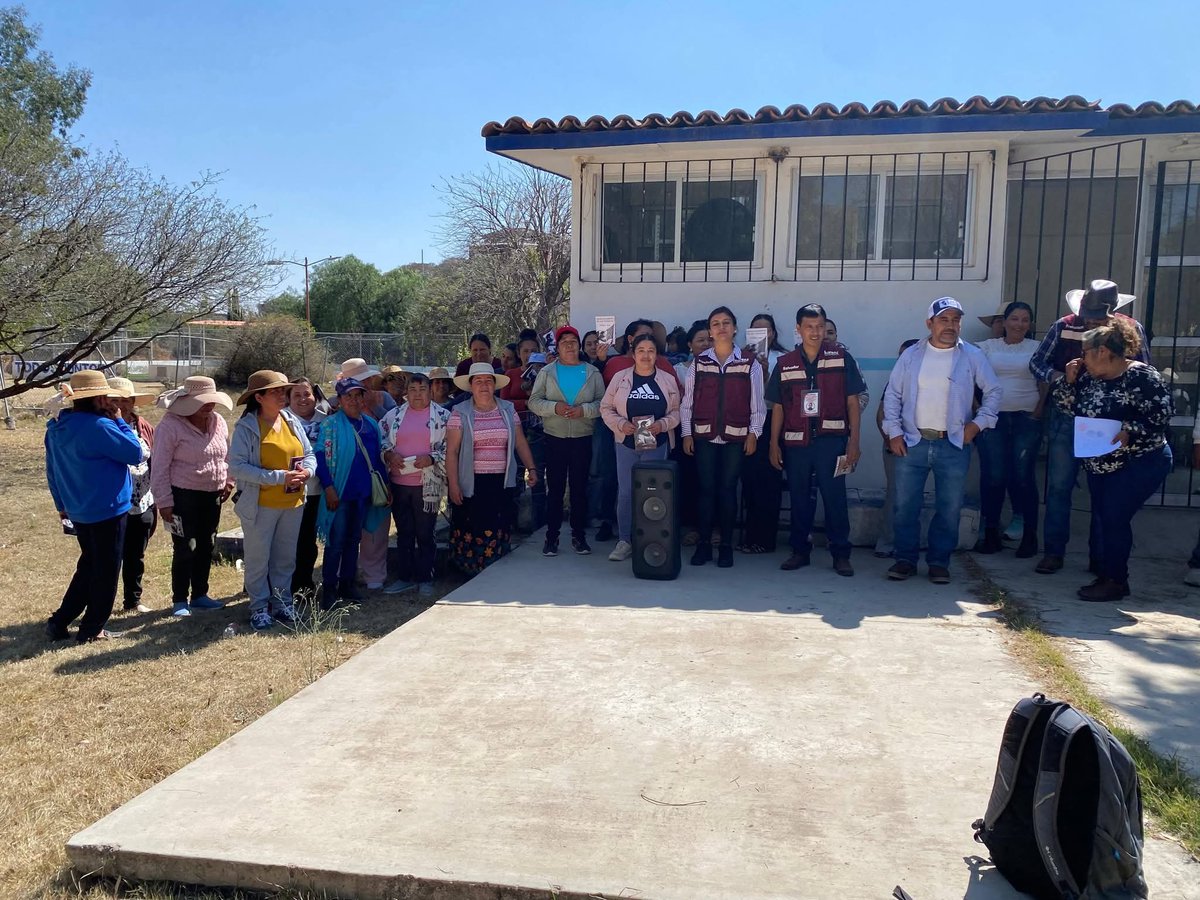 AlmaRosaGto's tweet photo. Este fin de semana en Charco de Sierra dialogamos con vecinas y vecinos sobre caminos, salud y electricidad. Escuchar y caminar junto al pueblo es la ruta para lograr soluciones reales.👊🏻
Reitero mi compromiso con el #Distrito02. 🫶 https://t.co/H8PdXTvb6f