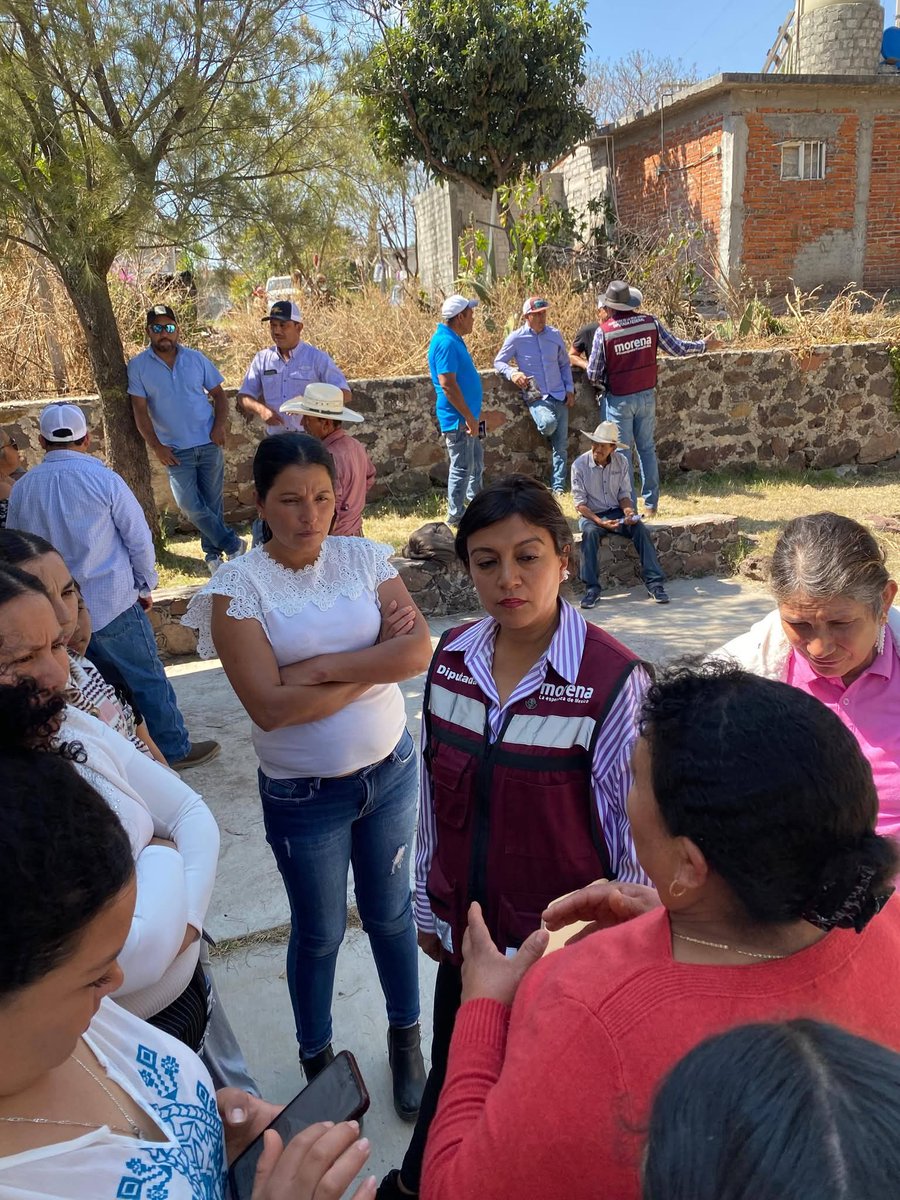 AlmaRosaGto's tweet photo. Este fin de semana en Charco de Sierra dialogamos con vecinas y vecinos sobre caminos, salud y electricidad. Escuchar y caminar junto al pueblo es la ruta para lograr soluciones reales.👊🏻
Reitero mi compromiso con el #Distrito02. 🫶 https://t.co/H8PdXTvb6f