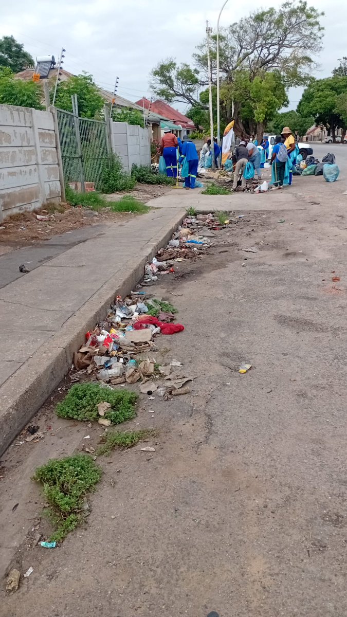 CLEANER STREETS CREATE STRONGER COMMUNITIES
The MBDA extends it sincerest thanks to the community members &amp; organisations who rolled up their sleeves to join the voluntary community clean up in Kariega.
31 volunteers took to the streets to clean up the Lower Drosdy Street area.
