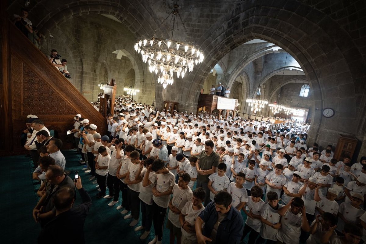 Bu zamana kadar okullarda çocukları pikniğe götürdüler, müzeye götürdüler; tiyatroya, sinemaya götürdüler ama camiye götürmeye cesaret eden hiç olmamıştı. Bu durum birilerini kudurtur…