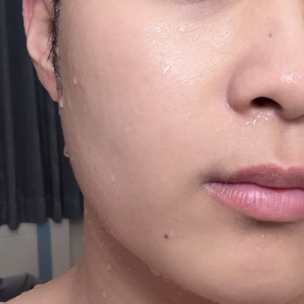 มาส์กแดง skintific คือเริ่ดแบบแม่งเน้ยยยย หน้าใสตั้งแต่ครั้งแรกแบบงง รูขุมขนเบียดจัด 55555555ชีเป็น peeling แบบทาทิ้งไว้แค่ 1-5 นาทีแล้วล้างออก ผิวระคายเคืองง่าย 1-2 นาทีพอ ผิวทนไหวไปต่อได้แต่ไม่ให้เกิน 5 นาทีนะชียิบอยู่ ใช้แค่อาทิตย์ละครั้งพอนะ ตื่นมาหน้าใสปิ๊ง