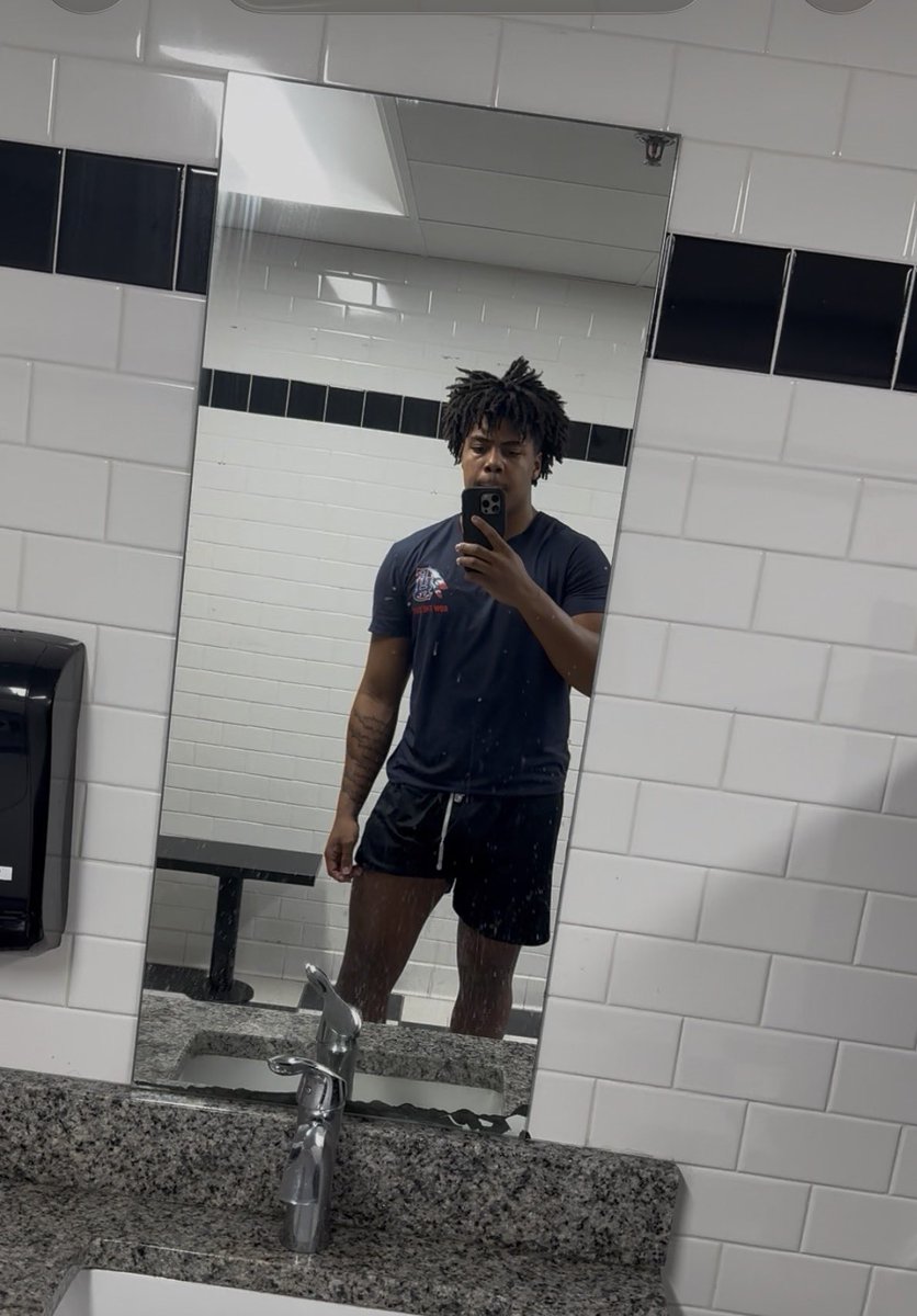 TrevorWatson33's tweet photo. !!Attention!! All my athletes I know it can be hard seeing other people get the offers and recognition you feel like you deserve or seeing crazy numbers and stars on social media, put your head down and keep grinding. Two years ago I was 5’9 150lb linebacker and a 3rd string on JV, now 6’1 220 1st team all county- linebacker as a junior and even now still underlooked. Run your own race and never get discouraged and I will continue to show my growth to be a symbol to all my young and underrated athletes. #athletes #d1 #football #college #grind