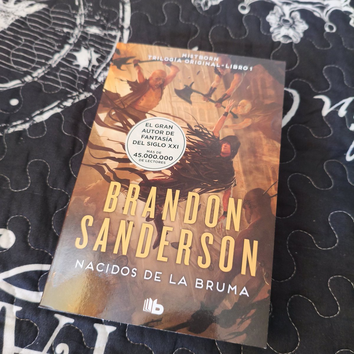 Hace algún tiempo leí un par de capítulos en digital y luego no seguí y me dije: "Voy a esperar a comprarlo en físico".

Y bueno, llegó ese momento jaja 

Algún día tenía que pasar