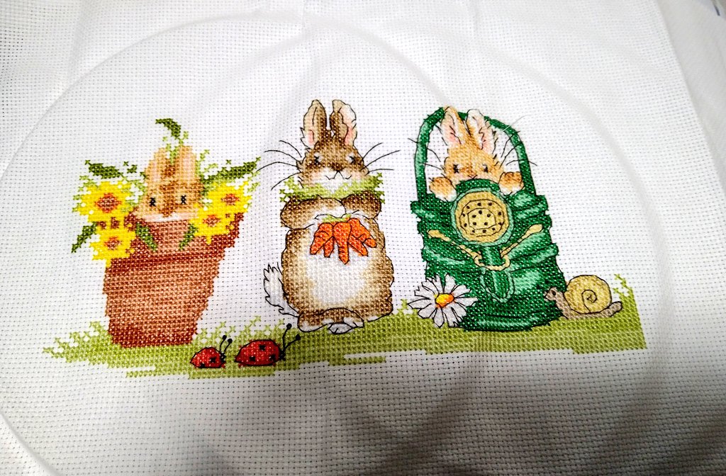 miechina1020's tweet image. この前の日曜日はゆっくりクロスステッチ楽しめたので、３羽めうさぎのお顔が見えました🐇✨
明日から３連休❣️嬉しい😆ᩚ

#クロスステッチ   #BothyThreads