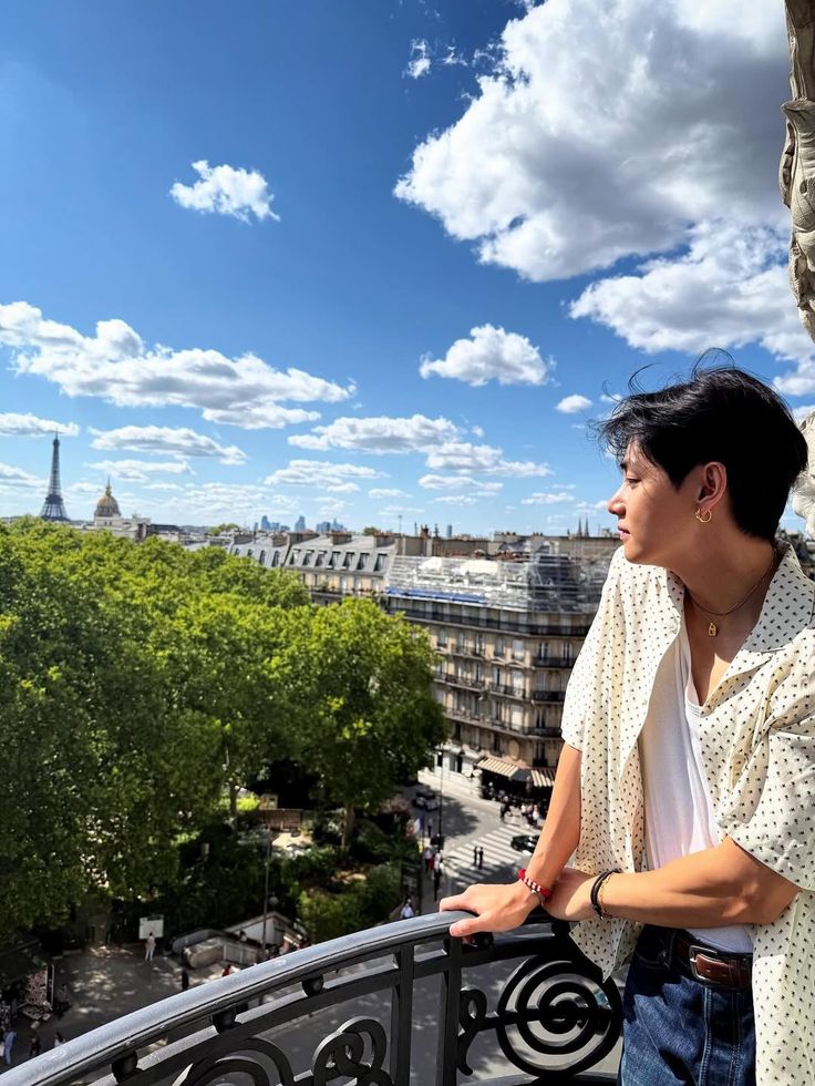 2017 de youtubedan dna yi açmıştım ve kalın sesli keskin bakışlı gri saçlı cocuk dikkatimi cekmisti saclari ellerinde ki yüzükleri giyimi o zamanlar taktiği bandanalar o zamandan beri army im nerdeyse 9 sene olmus 😭 

WE LOVE YOU KIM TAEHYUNG
#WELOVEYOUKIMTAEHYUNG