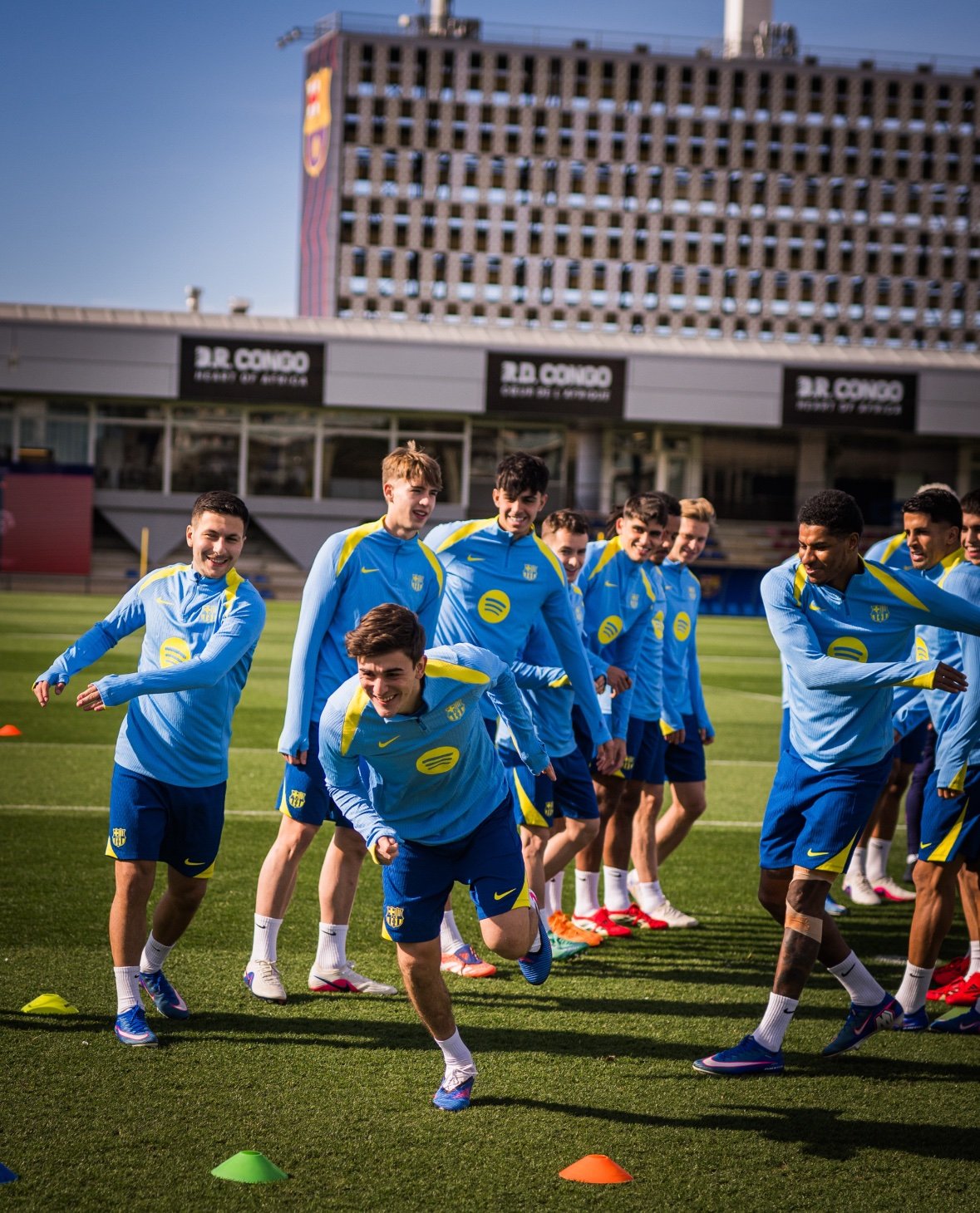 لاعبو برشلونة يحتفلون بعودة جافي إلى تدريبات الفريق من جديد 