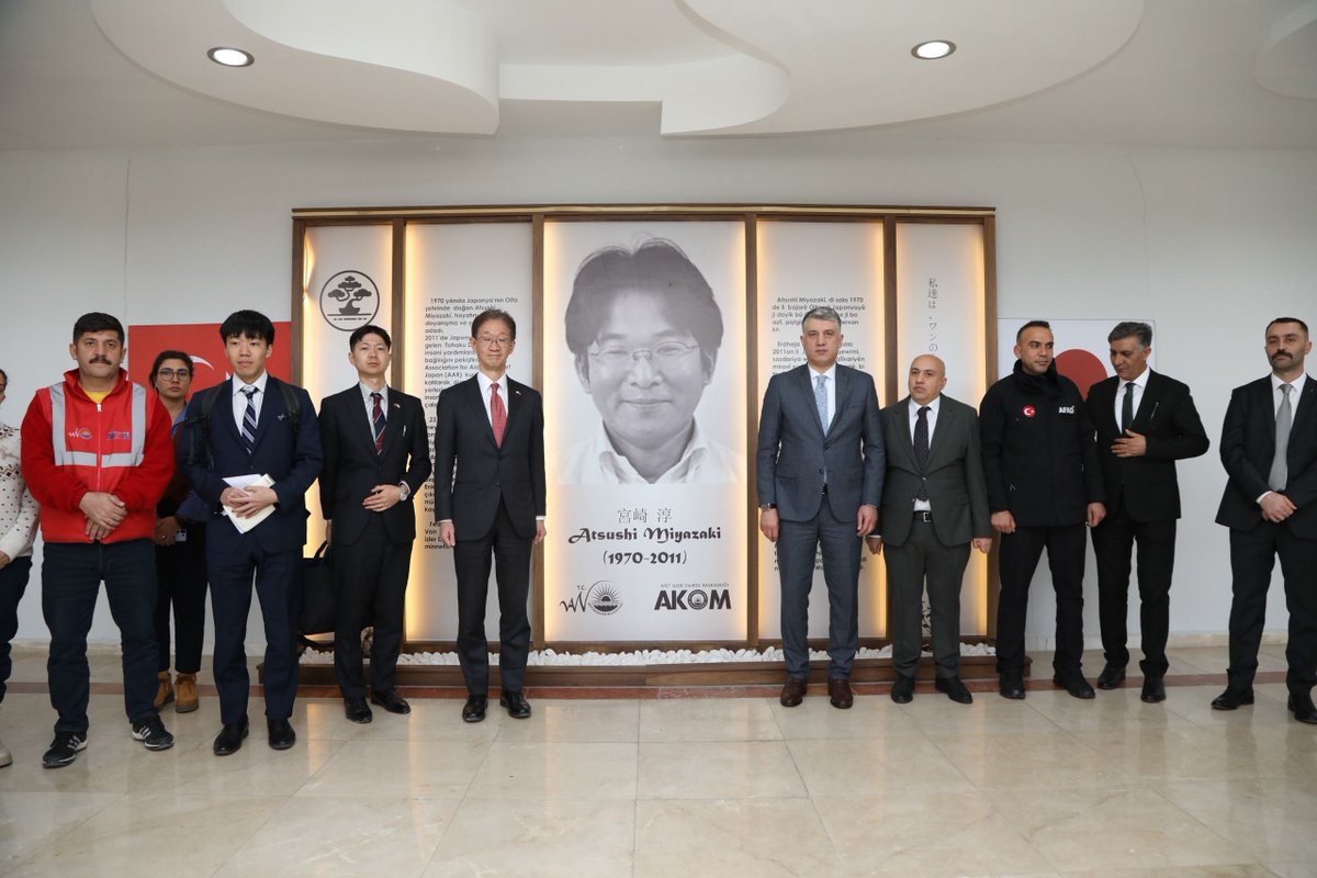 JaponyaBE's tweet photo. Dr. MİYAZAKİ Atsushi, Ekim 2011’deki Van depremi sonrası gönüllü destek verirken, Kasım ayındaki artçı depremde yaşamını yitirmiştir. Bugün Van’da ona ithaf edilen Afet Koordinasyon Merkezi’ni ziyaret ettim. Dr. MİYAZAKİ Van’da hâlâ saygıyla anılmaktadır.
-Büyükelçi TAMURA https://t.co/pn2Cumfb4k