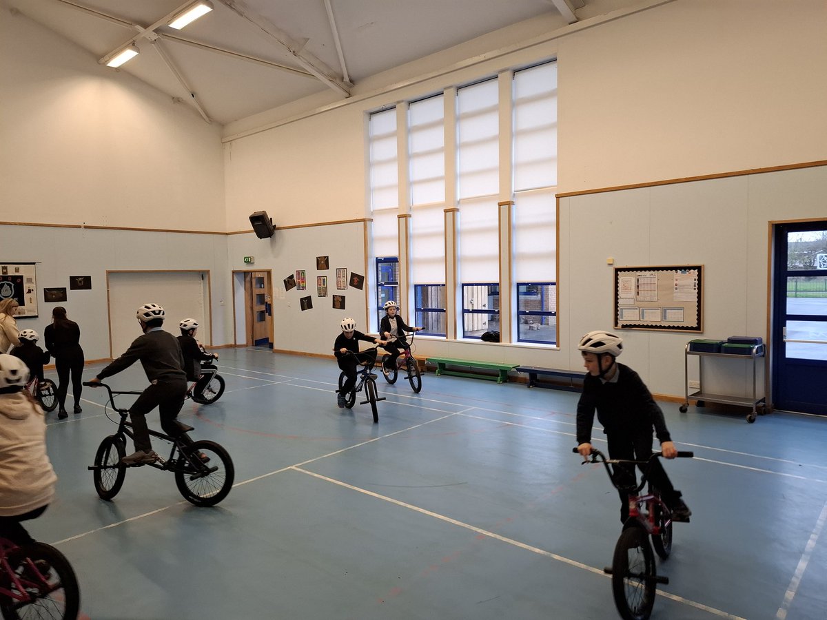 ASKilwinning's tweet image. #TrySomethingNew 💛🖤

Great morning for @abbeyprimarysch to #TrySomethingNew this morning as we start block 2 of the @ScottishCycling Rock Up and Ride programme 🚴🏻‍♀️🚴‍♂️.

#NAActive
