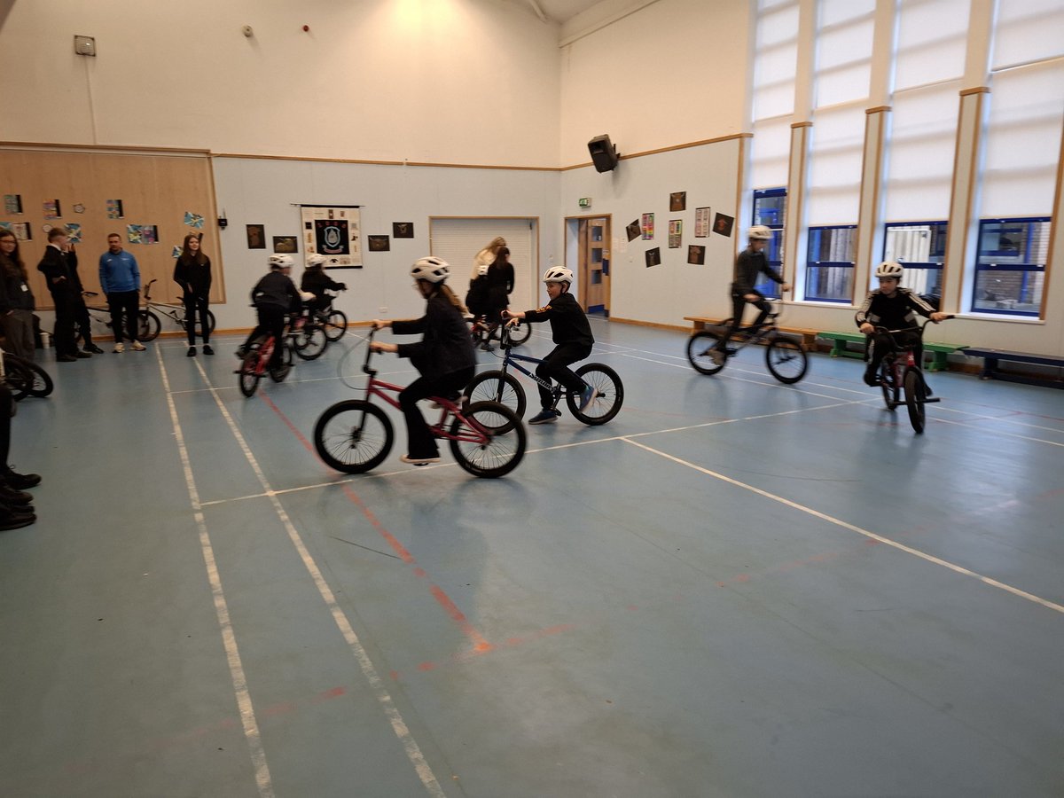ASKilwinning's tweet image. #TrySomethingNew 💛🖤

Great morning for @abbeyprimarysch to #TrySomethingNew this morning as we start block 2 of the @ScottishCycling Rock Up and Ride programme 🚴🏻‍♀️🚴‍♂️.

#NAActive