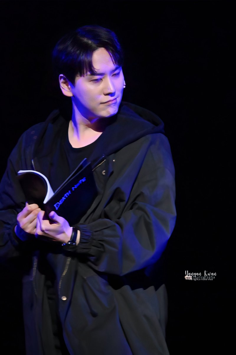yyyankkk's tweet photo. 2026.02.20 Death Note: Curtain Call
the final moment he pulled out the Death Note, Light Yagami gave that mischievous look to L 😆
@GaemGyu
#KYUHYUN #キュヒョン #Deathnotemusical #圭賢 https://t.co/ETh5p5U9SD