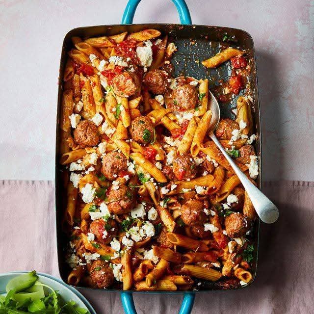 Beef meatball bake with feta from our cookbook "passion for pasta &amp; noodles"
This pasta bake brings together delicious ingredients from all sides of the Med: spicy harissa from North Africa, creamy feta from Greece and meatballs from Italy! 😋
