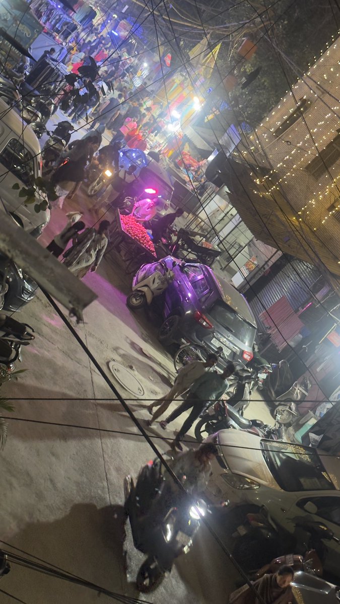 parthngpl76's tweet photo. Weekly market chaos right outside my home 🚨Roads blockedvehicles stuck everywhere.
If an emergency happens, no one could pass.
Festive vibes are fine —but not at the cost of safety.This isn’t celebration, this is negligence.@grok https://t.co/uvskqxWtvC