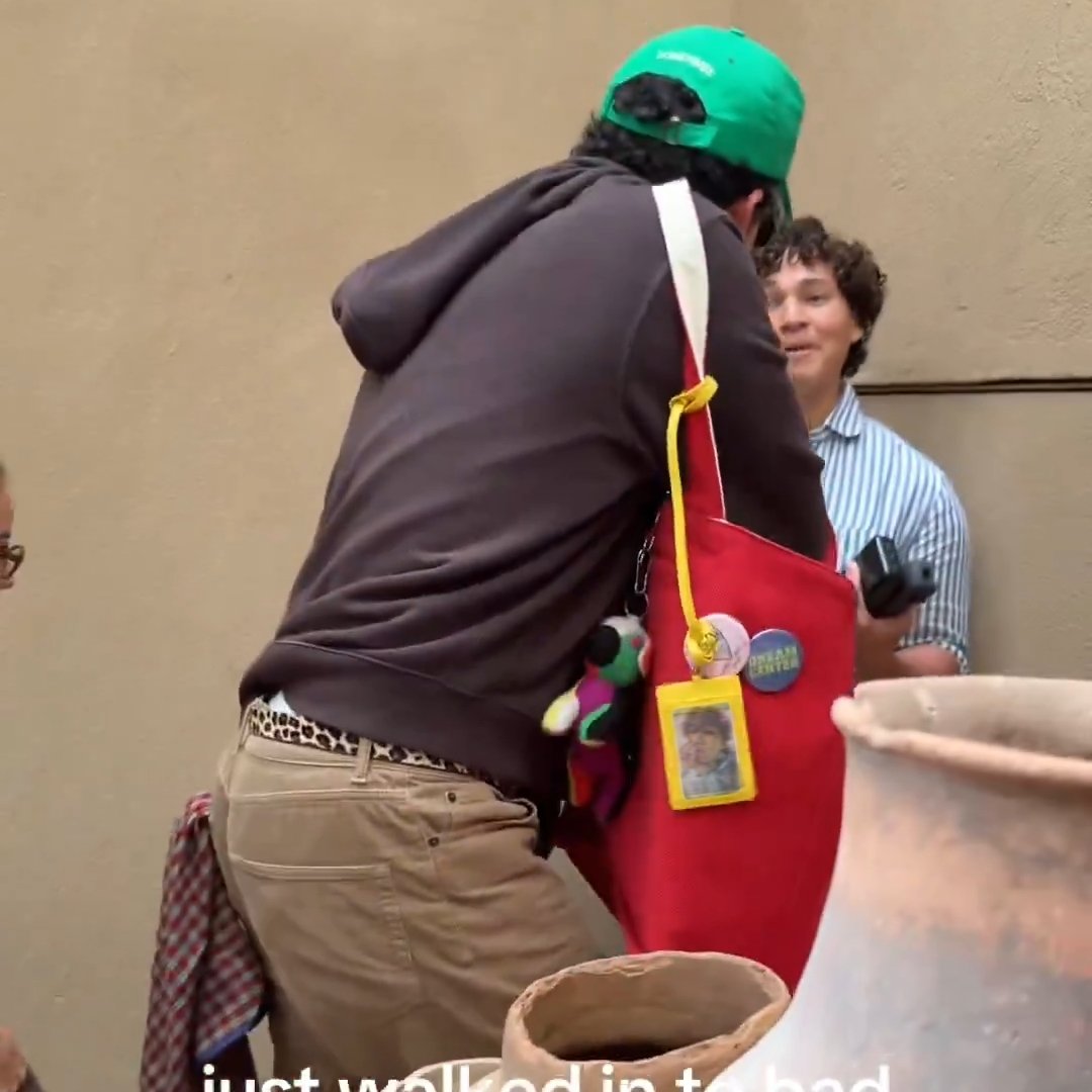 bbhbyeol's tweet image. GUYS. BAD BUNNY HAD A PHOTOCARD ON HIS BAG. AM I GOING CRAZY OR IS THAT BAEKHYUN ??? HELLO