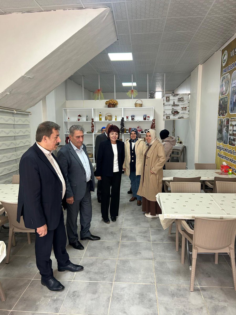 AbdurrahimFIRAT's tweet photo. 📍#Musabeyli Kınalı Eller Kadın Kooperatifi
AK Parti Kilis Musabeyli İlçe Başkanımız Sayın Cengiz Hızal, Kilis İl Genel Meclis Üyemiz Sayın Paşa Yaba, Musabeyli İlçe Kadın Kolları Başkanımız Sayın Zübeyde Kaya ve Musabeyli Muhtarlar Dernek Başkanımız Sayın Ahmet Şahin ile birlikte, Musabeyli Kınalı Eller Kadın Kooperatifi’ni ziyaret ettik.
Kadın dayanışmasıyla yapılan üretime ilişkin Kooperatif Başkanımız Sayın Dilek Dududağ’dan bilgi aldık.
Kadın emeğinin üretime, aile ekonomisine ve yerel kalkınmaya kattığı değeri yerinde görmek bizler için kıymetliydi.
Emek veren tüm hanım kardeşlerimizi tebrik ediyor, çalışmalarında bereket ve başarılar diliyorum.