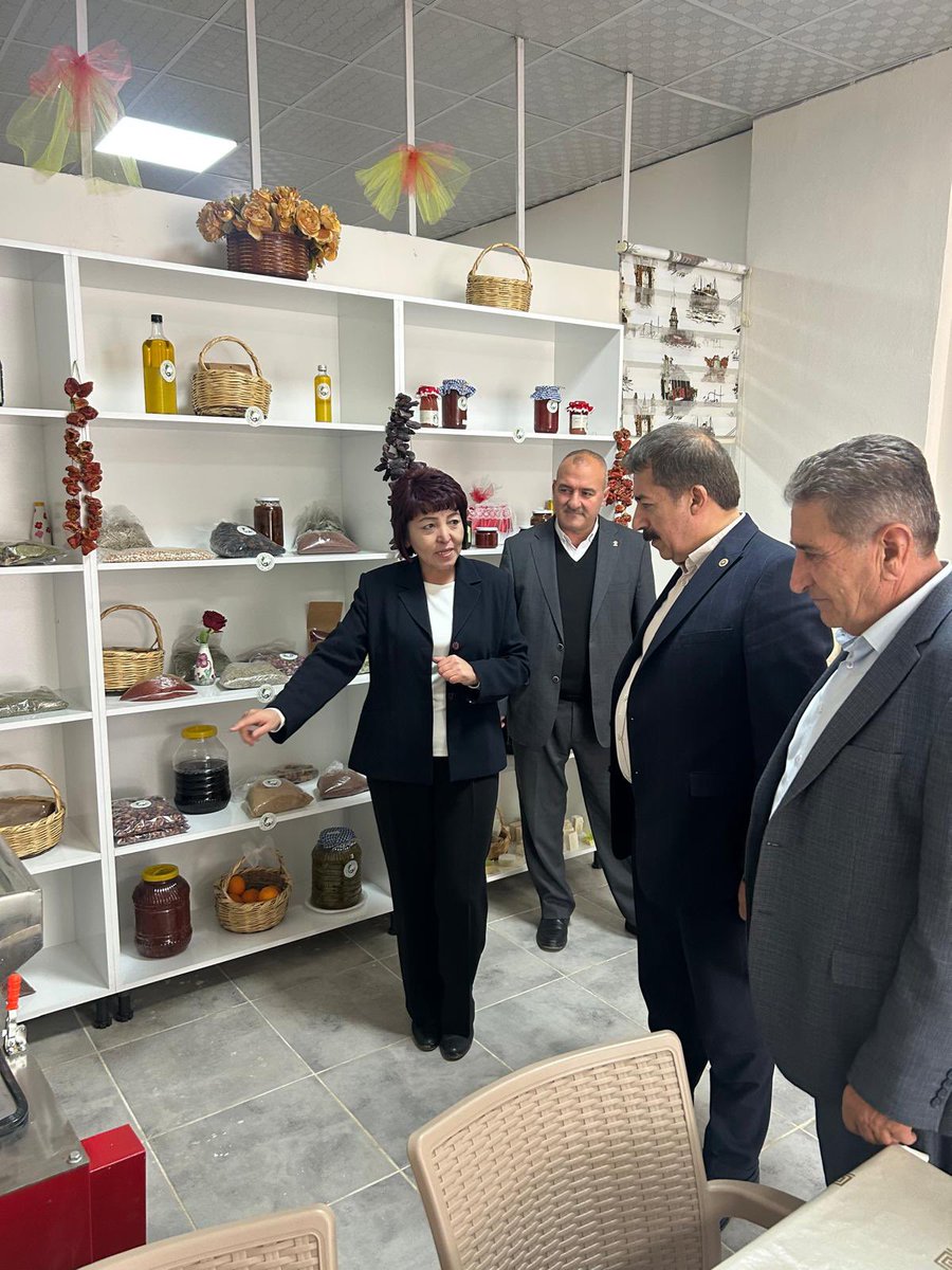 AbdurrahimFIRAT's tweet photo. 📍#Musabeyli Kınalı Eller Kadın Kooperatifi
AK Parti Kilis Musabeyli İlçe Başkanımız Sayın Cengiz Hızal, Kilis İl Genel Meclis Üyemiz Sayın Paşa Yaba, Musabeyli İlçe Kadın Kolları Başkanımız Sayın Zübeyde Kaya ve Musabeyli Muhtarlar Dernek Başkanımız Sayın Ahmet Şahin ile birlikte, Musabeyli Kınalı Eller Kadın Kooperatifi’ni ziyaret ettik.
Kadın dayanışmasıyla yapılan üretime ilişkin Kooperatif Başkanımız Sayın Dilek Dududağ’dan bilgi aldık.
Kadın emeğinin üretime, aile ekonomisine ve yerel kalkınmaya kattığı değeri yerinde görmek bizler için kıymetliydi.
Emek veren tüm hanım kardeşlerimizi tebrik ediyor, çalışmalarında bereket ve başarılar diliyorum.