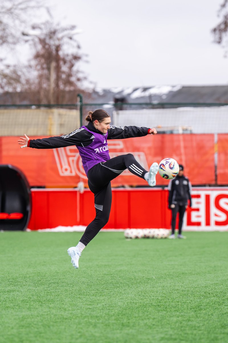 fcunion_en's tweet photo. The players are ready, the stadium slowly whirring into life. It's a BIG one tonight as the women host FC Köln. Kick off in #FCUFCK is at 18:30.
You've still time. BE THERE. https://t.co/Yi9qG964sh