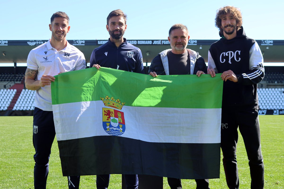 ⚽️EL DERBI

𝐔𝐧 𝐠𝐞𝐬𝐭𝐨 𝐩𝐚𝐫𝐚 𝐪𝐮𝐞𝐝𝐚𝐫𝐬𝐞

🤝Capitanes y entrenadores de <a href="/Merida_AD/">A.D. Mérida</a> y <a href="/CPCacerenoSAD/">CP Cacereño 🟢🐉</a> han realizado este viernes en el Estadio Romano de Mérida una fotografía protocolaria para el recuerdo evidenciando y dando promoción al Derbi Extremeño de Primera