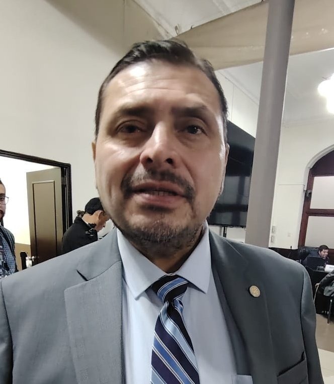 Muchos ignoran a este tipo dentro dentro de los 20 aspirantes al TSE, ni lo ponen dentro de los perfiles cuestionables. Pero Giovanni Soto fue el juez que permitió el fraude en la USAC en 2022 y también gracias a él nunca juramentaron a Gloria Porras, quien ahora está exiliada.