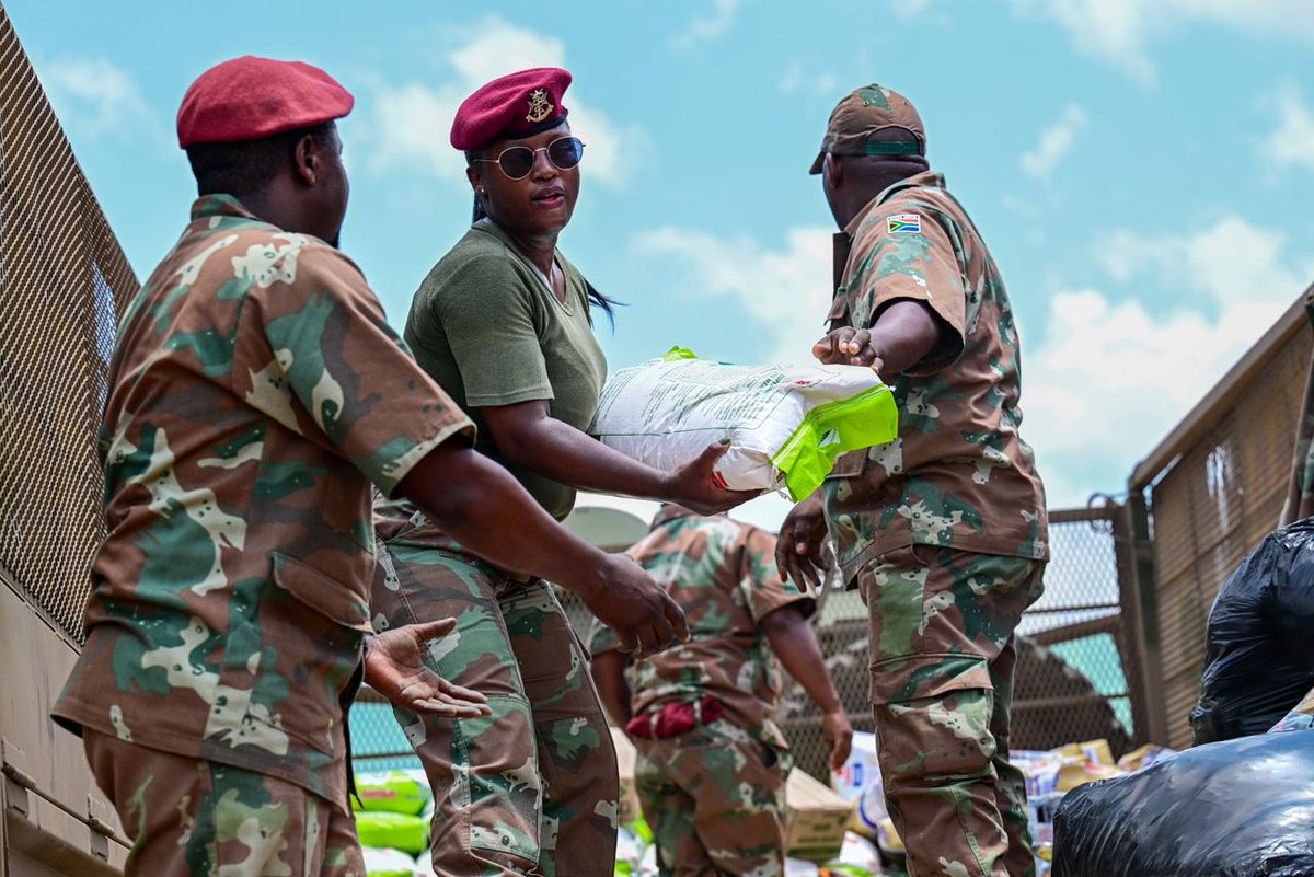 SANDF_ZA's tweet image. READ || During the Armed Forces Week in Thohoyandou, Limpopo, #ProjectOWETHU, an initiative by the #SAMilitaryHealthService in collaboration with Spouses Forum, donated humanitarian aid to families affected by the recent floods. 

facebook.com/share/p/1Dq9Hd…

#ArmedForcesDay2026